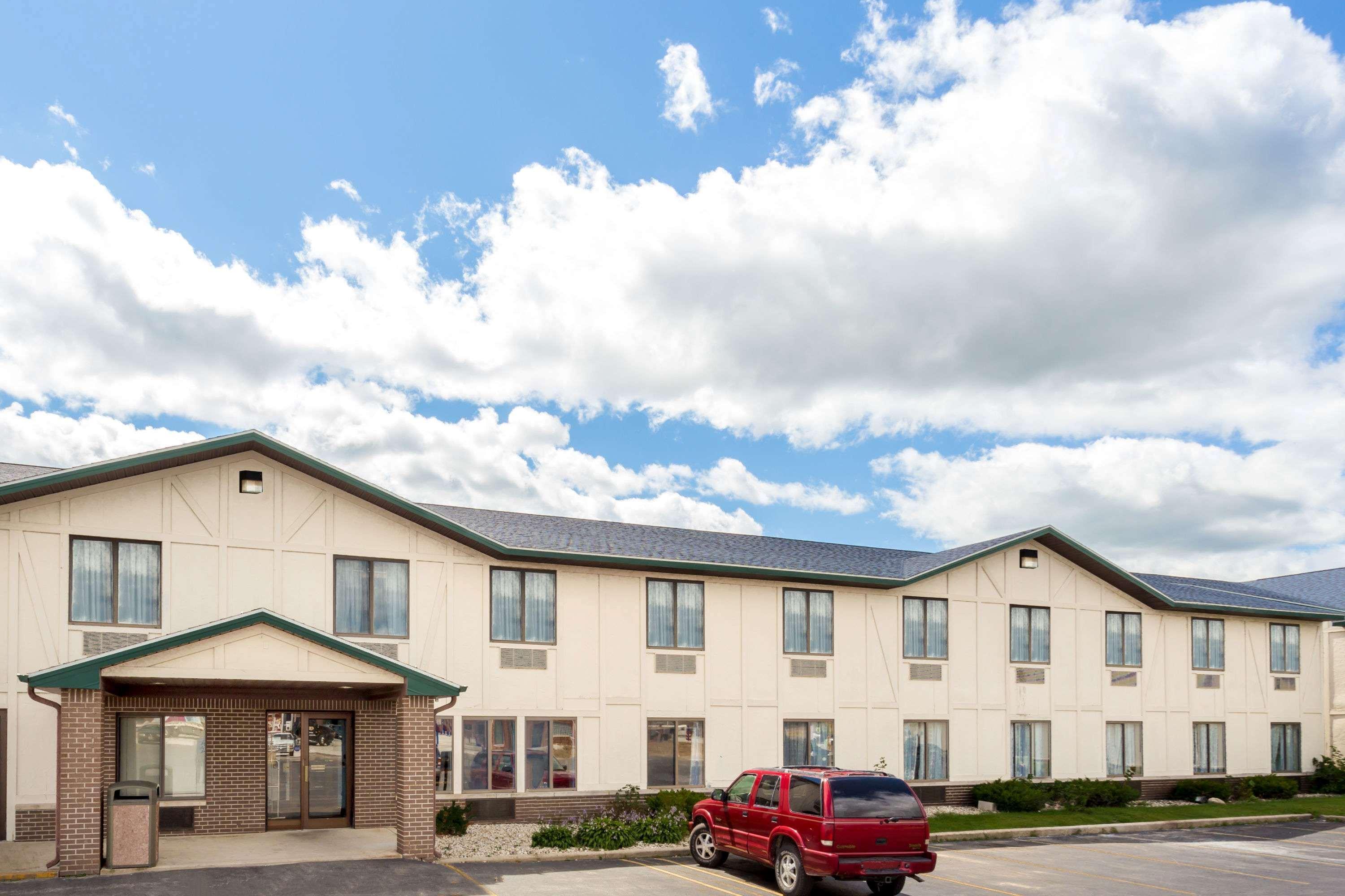 Delavan Inn And Suites מראה חיצוני תמונה