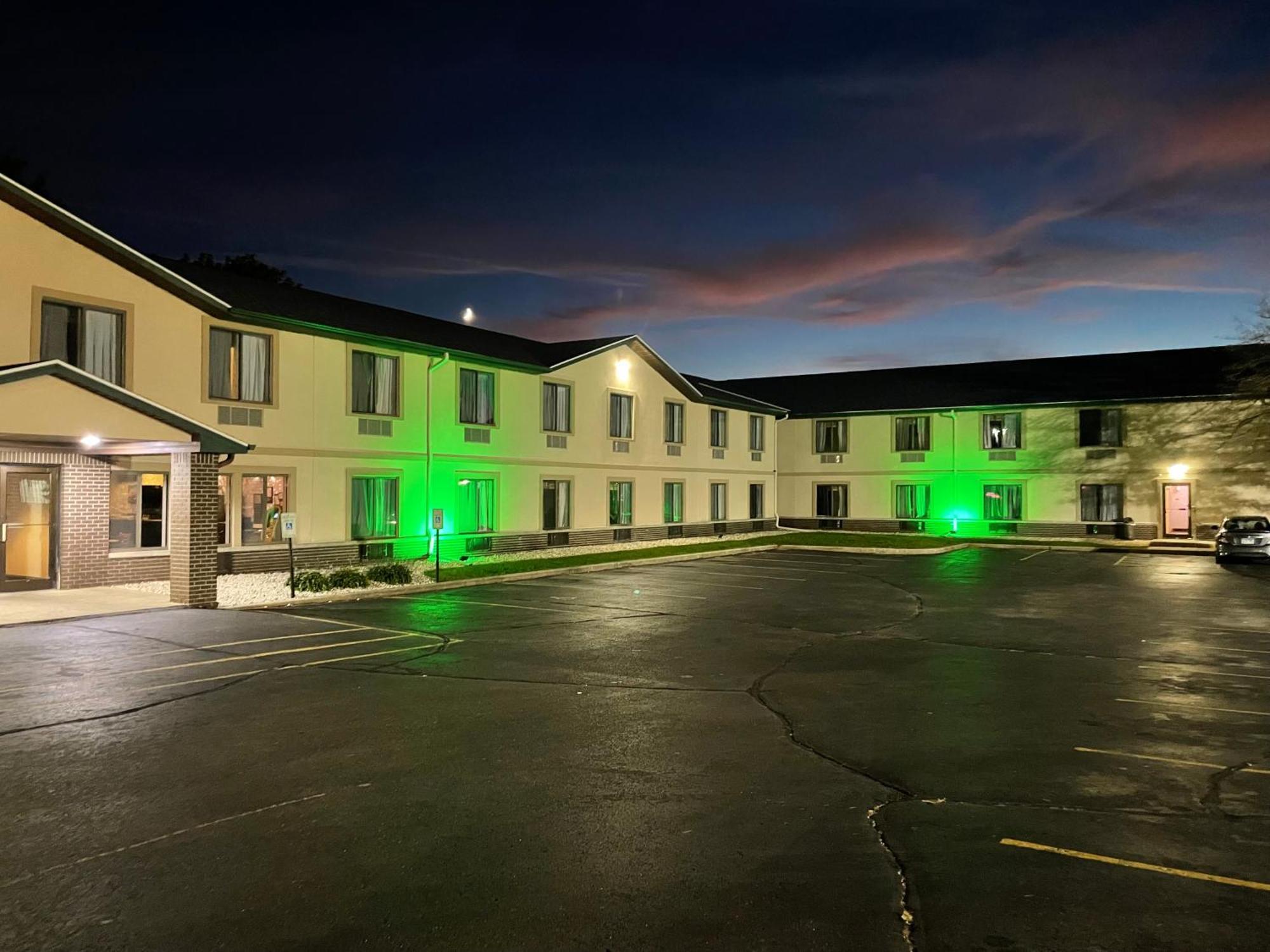 Delavan Inn And Suites מראה חיצוני תמונה