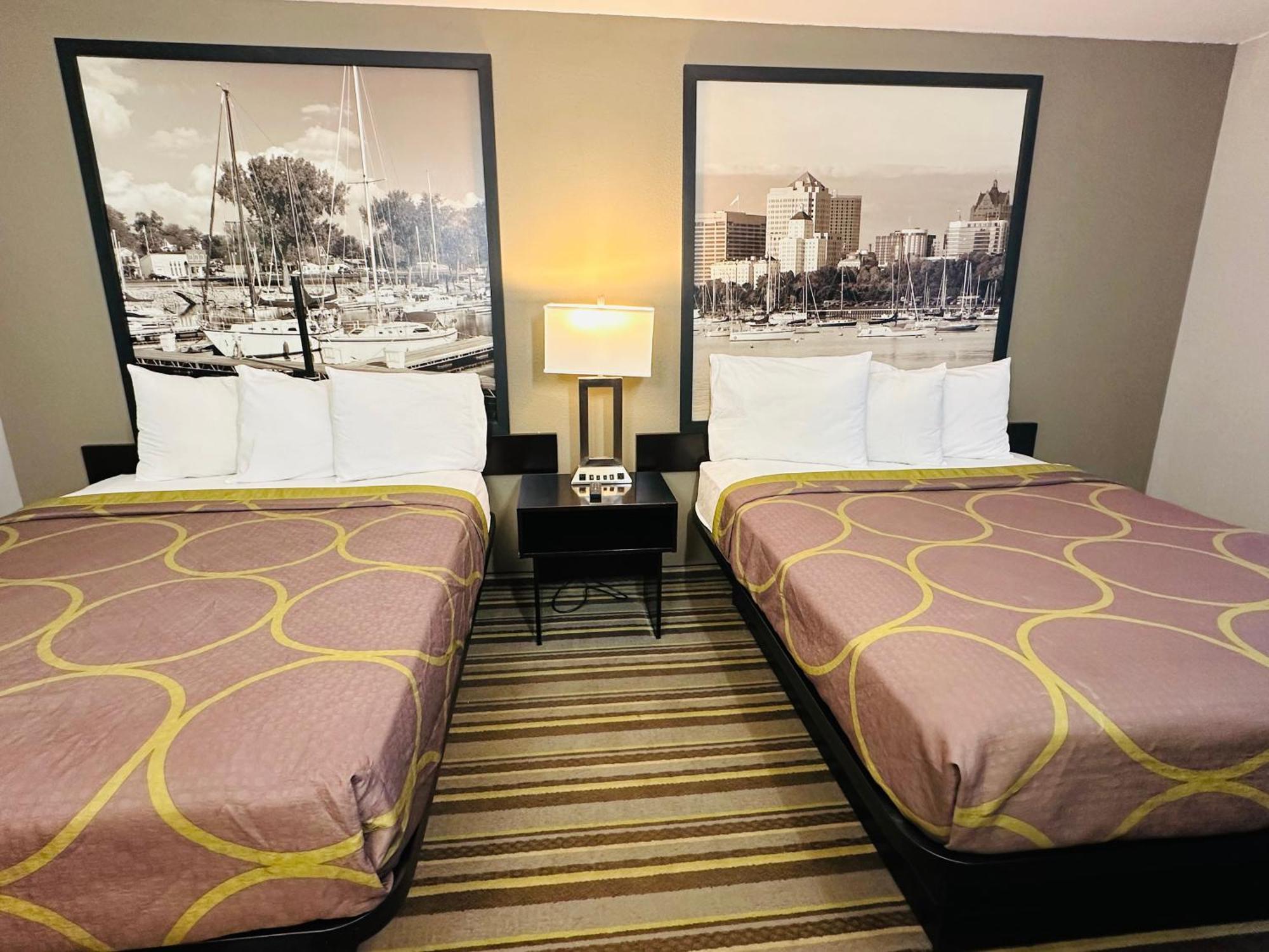 Delavan Inn And Suites מראה חיצוני תמונה