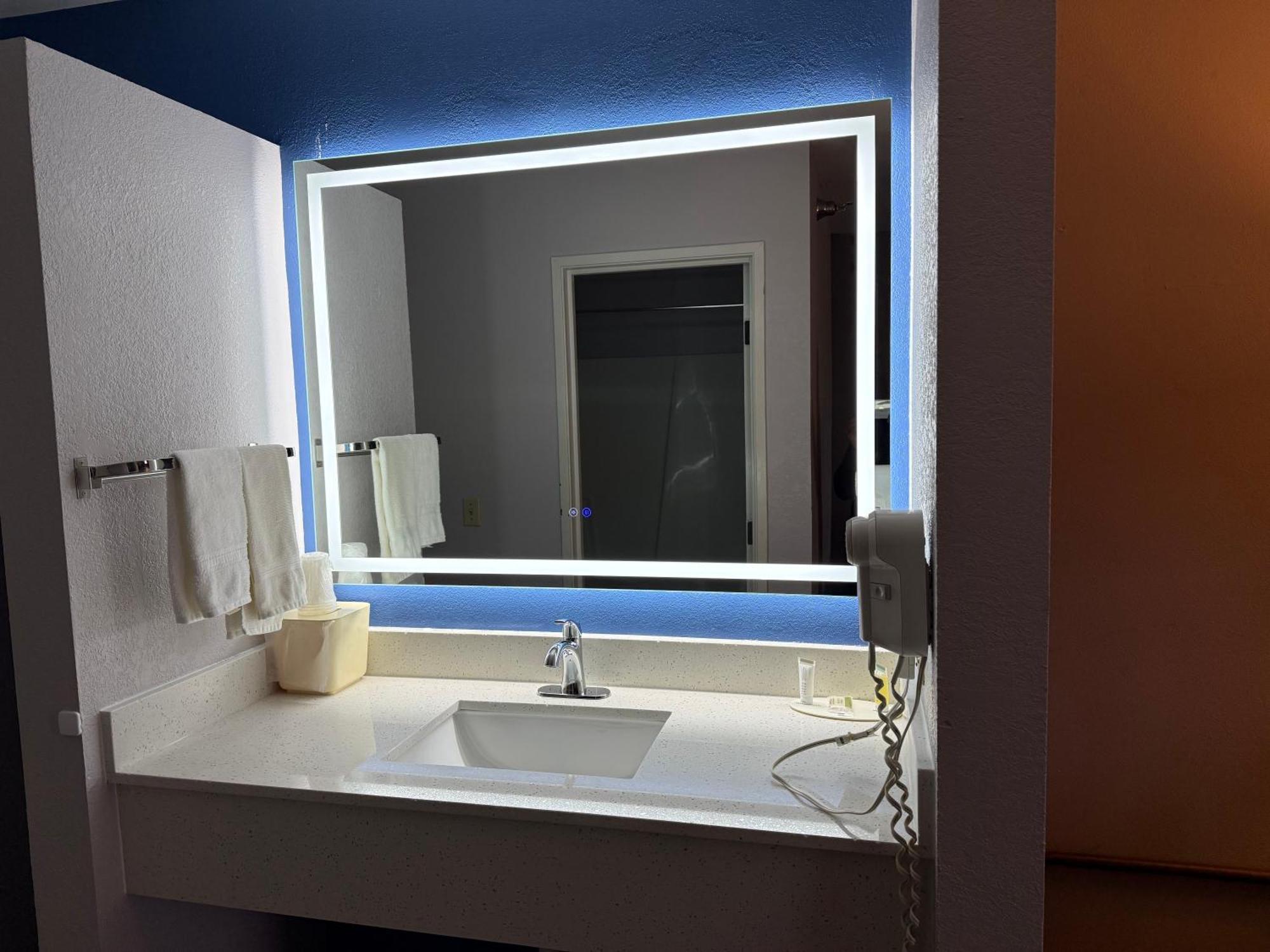 Delavan Inn And Suites מראה חיצוני תמונה