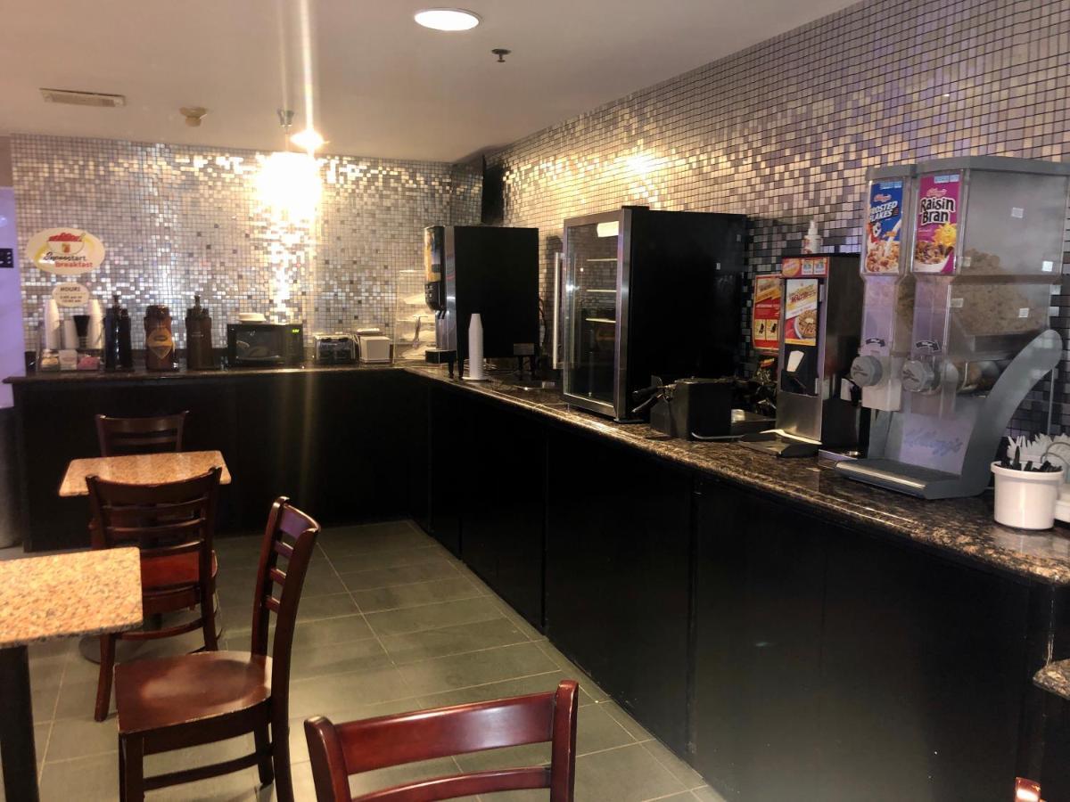 Delavan Inn And Suites מראה חיצוני תמונה